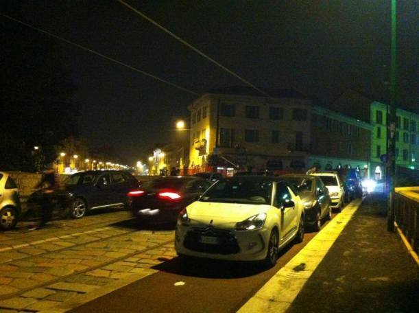 Milano: parcheggi in ciclabile